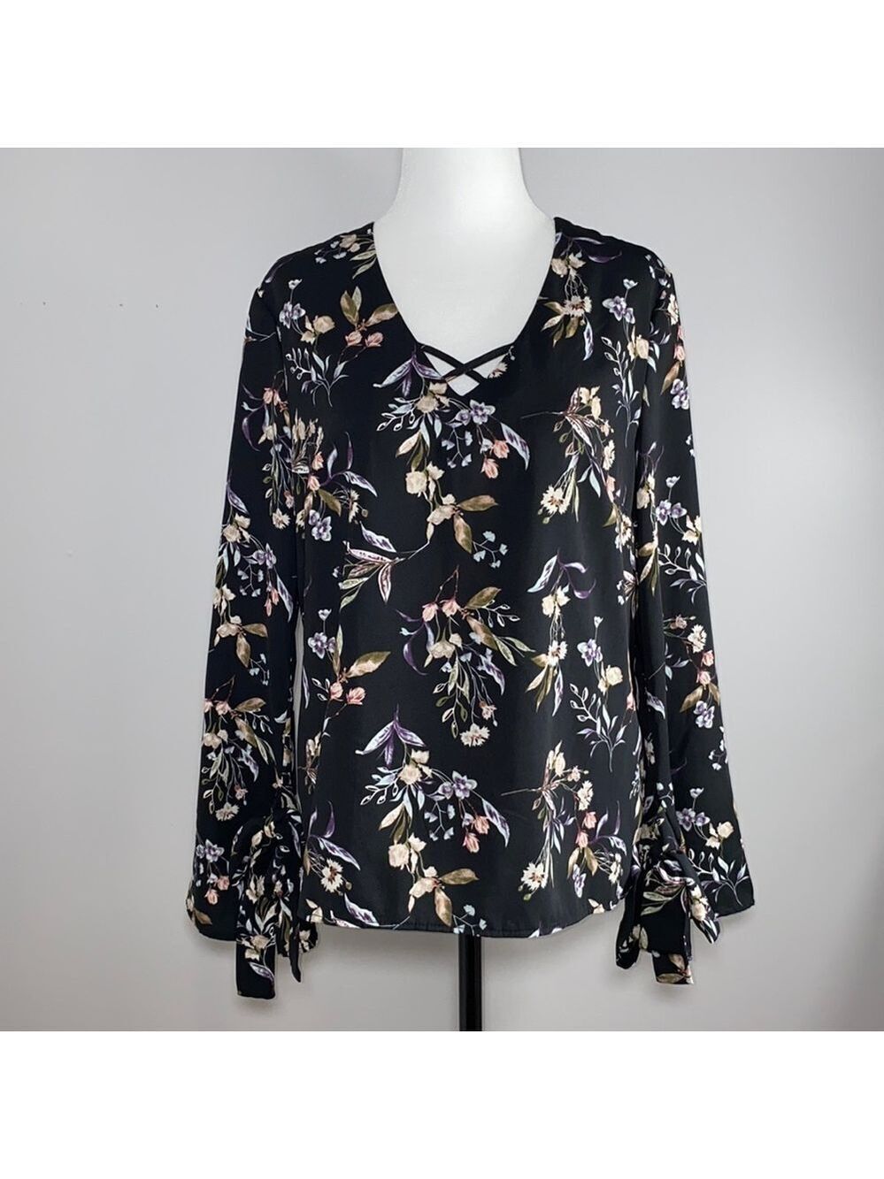 Dex Bell Sleeve Blouse V-Neck Black Floral - Picture 5 of 14